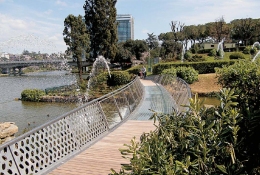passerella sulla cascata del lago dell'eur a roma passerella sulla cascata del lago dell'eur a roma